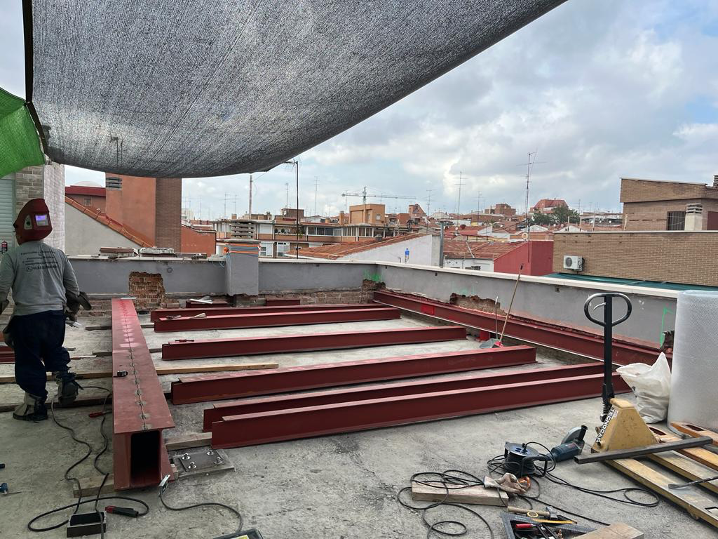 Trabajos de albañilería y reparación en una obra
